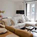 Boutique Two-bedroom Near Old Trafford, Sleeps Six, Free Parking Daire
