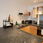 Daire Boutique Two-bedroom Near Old Trafford, Sleeps Six, Free Parking *