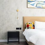 Modern 2br In Piccadilly