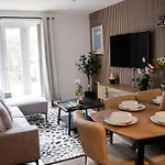 Daire Boutique Two-bedroom Near Old Trafford, Sleeps Six, Free Parking