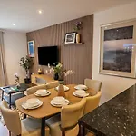 Boutique Two-bedroom Near Old Trafford, Sleeps Six, Free Parking Daire Manchester