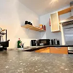 Boutique Two-bedroom Near Old Trafford, Sleeps Six, Free Parking Daire *
