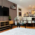 Boutique Two-bedroom Near Old Trafford, Sleeps Six, Free Parking