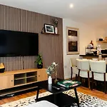 Boutique Two-bedroom Near Old Trafford, Sleeps Six, Free Parking Daire