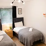 Daire Boutique Two-bedroom Near Old Trafford, Sleeps Six, Free Parking