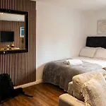 Boutique Two-bedroom Near Old Trafford, Sleeps Six, Free Parking Daire
