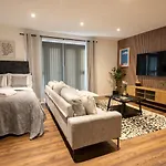 Daire Boutique Two-bedroom Near Old Trafford, Sleeps Six, Free Parking