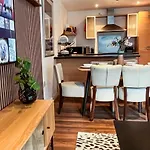 Daire Boutique Two-bedroom Near Old Trafford, Sleeps Six, Free Parking *