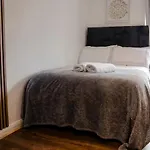 Boutique Two-bedroom Near Old Trafford, Sleeps Six, Free Parking Daire *