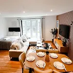 Boutique Two-bedroom Near Old Trafford, Sleeps Six, Free Parking