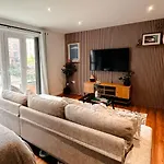 Boutique Two-bedroom Near Old Trafford, Sleeps Six, Free Parking Appartement
