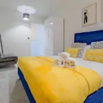 M1 Townhouse Free Parking Fast Wifi