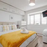 بيت للعطل Modern Centre 3bd - Fire Pit - Free Parking *