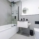 Modern 2br W Secure Parking Salford Daire