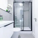 Modern 2br W Secure Parking Salford Daire