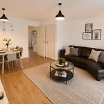 Convenient Centre 3bd With Free Parking