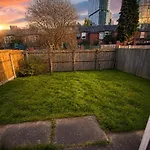 Convenient Centre 3bd With Free Parking Apartment *