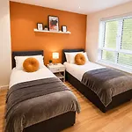 Large 5-bed Centre Townhouse With Secure Parking Manchester