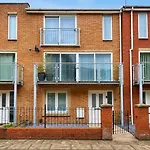 Large 5-bed Centre Townhouse With Secure Parking *