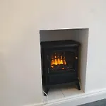 Spacious 3Bed Home In Manchester 5 Mins Walk To Clifton Station With Spacious Garden And Free Parking *
