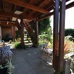 The Garden Apartment, Near Airport & アパート