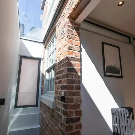 Luxury Unique Townhouse In City Centre With Roof Terrace By Pillo Manchester