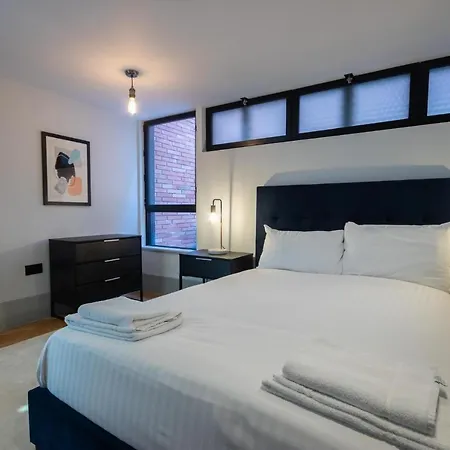 Luxury Unique Townhouse In City Centre With Roof Terrace By Pillo Holiday home Manchester
