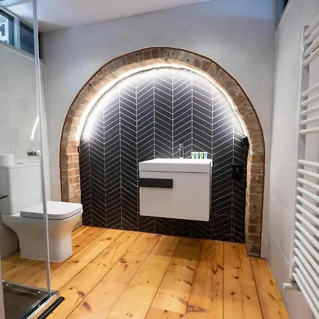 Luxury Unique Townhouse In City Centre With Roof Terrace By Pillo Manchester