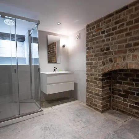 Luxury Unique Townhouse In City Centre With Roof Terrace By Pillo Manchester