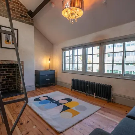 Luxury Unique Townhouse In City Centre With Roof Terrace By Pillo Manchester