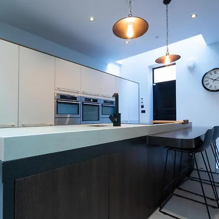 Luxury Unique Townhouse In City Centre With Roof Terrace By Pillo