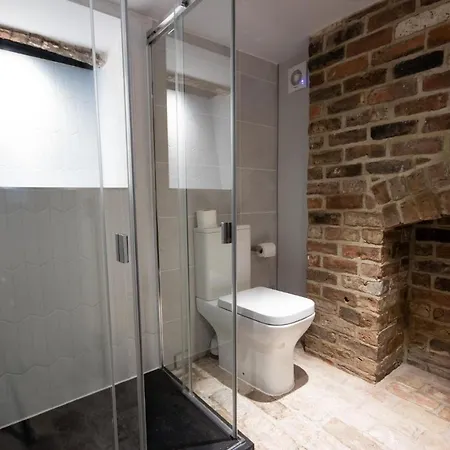 Дом отдыха Luxury Georgian Town House With Roof Garden By Pillo