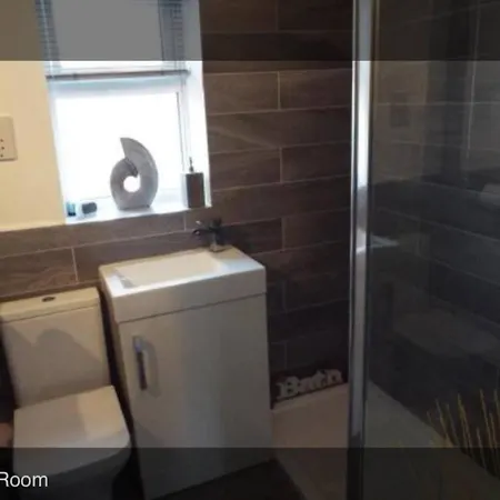 Inviting 3-bed House In מנצ'סטר