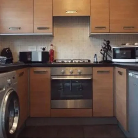 Inviting 3-bed House In Σπίτι διακοπών