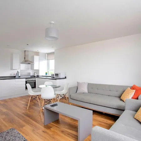 Inviting In Near Trafford Bar Tram Stop Апартаменты *