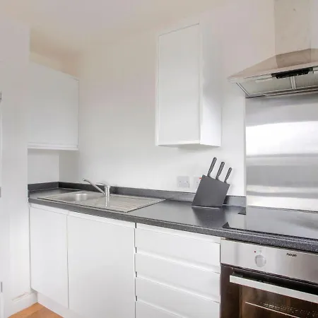 Inviting In Near Trafford Bar Tram Stop Апартаменты *