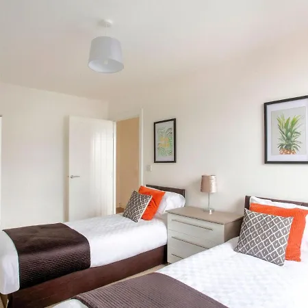 Апартаменты Inviting In Near Trafford Bar Tram Stop Манчестер