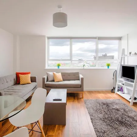 Апартаменты Inviting In Near Trafford Bar Tram Stop Манчестер