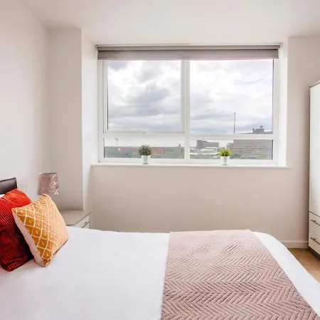Апартаменты Inviting In Near Trafford Bar Tram Stop