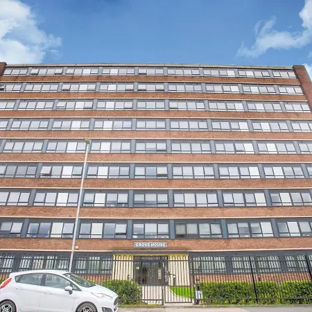 Inviting In Near Trafford Bar Tram Stop Апартаменты