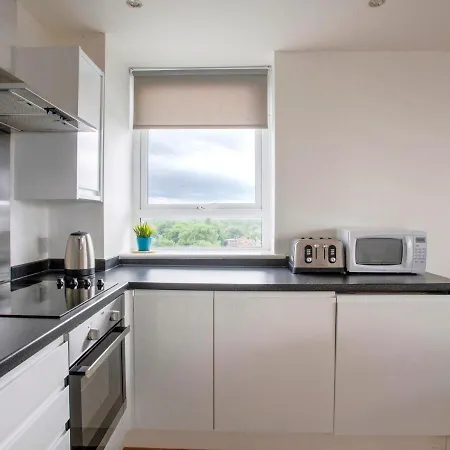 Апартаменты Inviting In Near Trafford Bar Tram Stop Манчестер