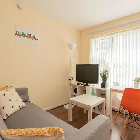 Апартаменты Elegant In Near Trafford Bar Tram Stop *