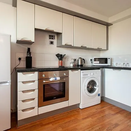 3 Bed Apartment, Quick Links To City Centre! -sleeps 6 Apartmán *