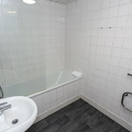 3 Bed Apartment, Quick Links To City Centre! -sleeps 6 Манчестер