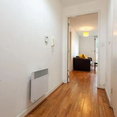 3 Bed Apartment, Quick Links To City Centre! -sleeps 6 * Manchester