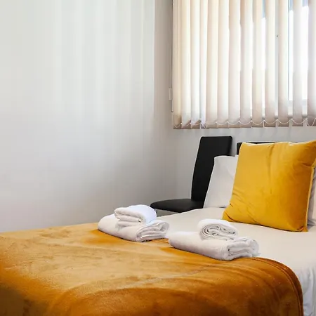 Апартаменты 3 Bed Apartment, Quick Links To City Centre! -sleeps 6 *