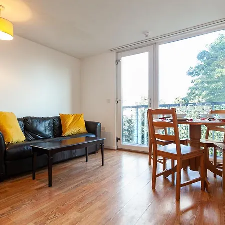 3 Bed Apartment, Quick Links To City Centre! -sleeps 6 * Manchester