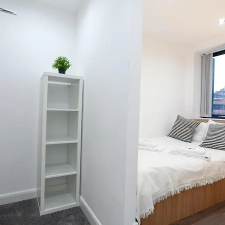 Modern Studio In The Heart Of Near Restaurants And Shops *