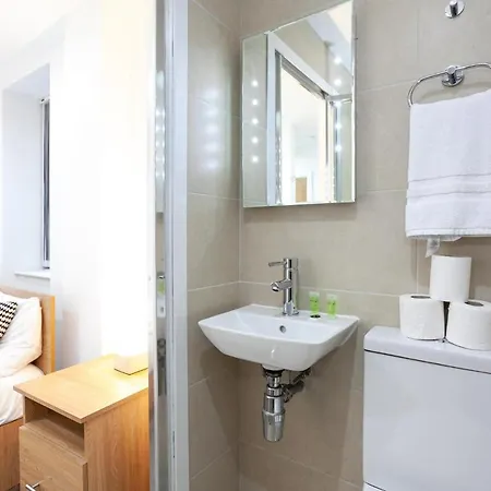 Modern Studio In The Heart Of Near Restaurants And Shops *
