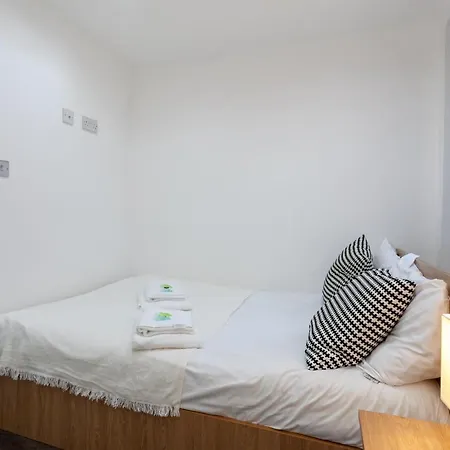 Modern Studio In The Heart Of Near Restaurants And Shops *